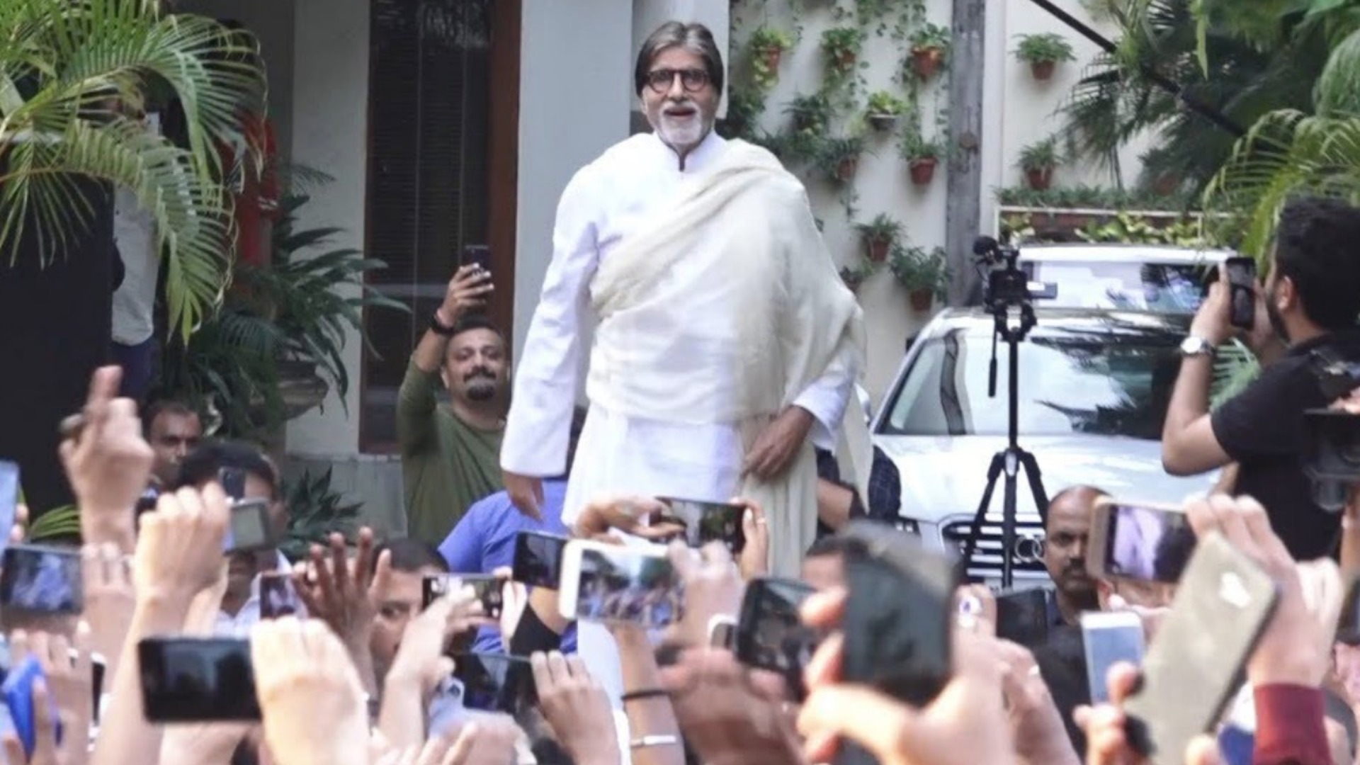 Amitabh Bachchan: Amitabh Bachchan greets fans, showers love outside Jalsa